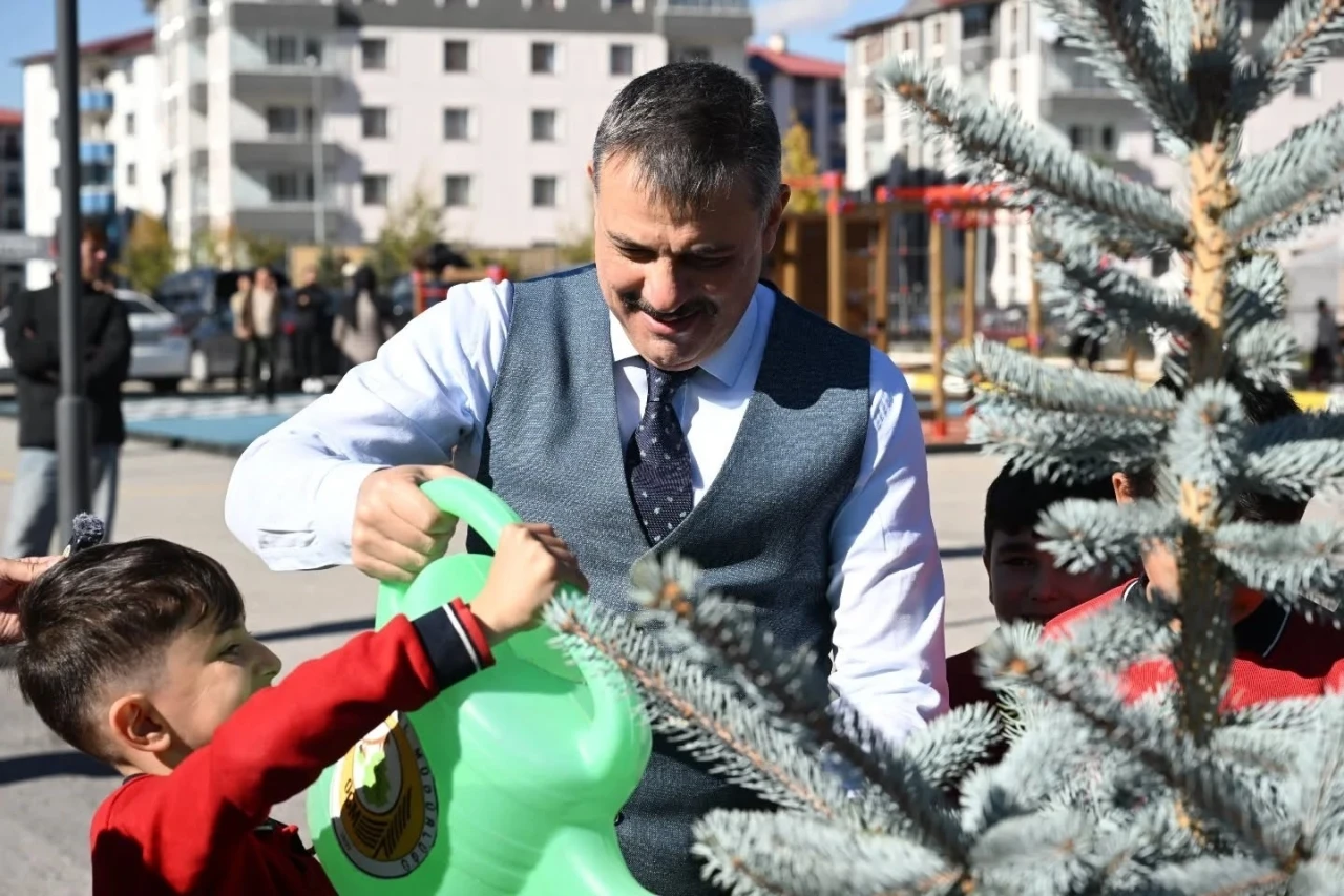 Ömer Duygun İlkokulu’nda fidan dikim etkinliği
