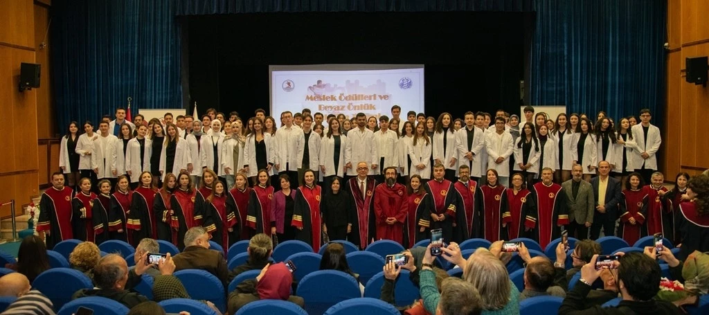 OMÜ’de beyaz önlük heyecanı: Tecrübe ile gençlik aynı sahnede
