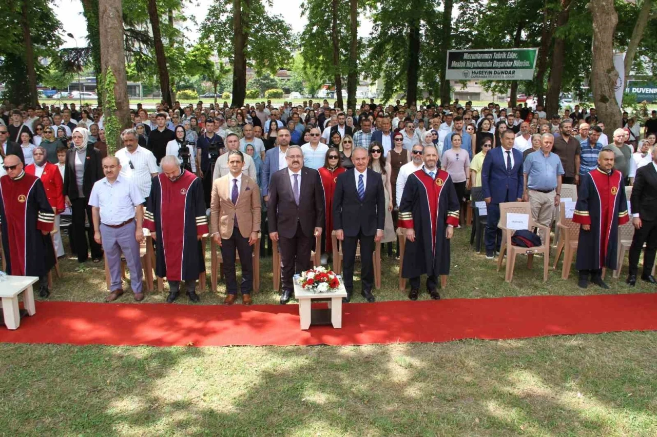 OM&Uuml;&rsquo;de mezuniyet sevinci
