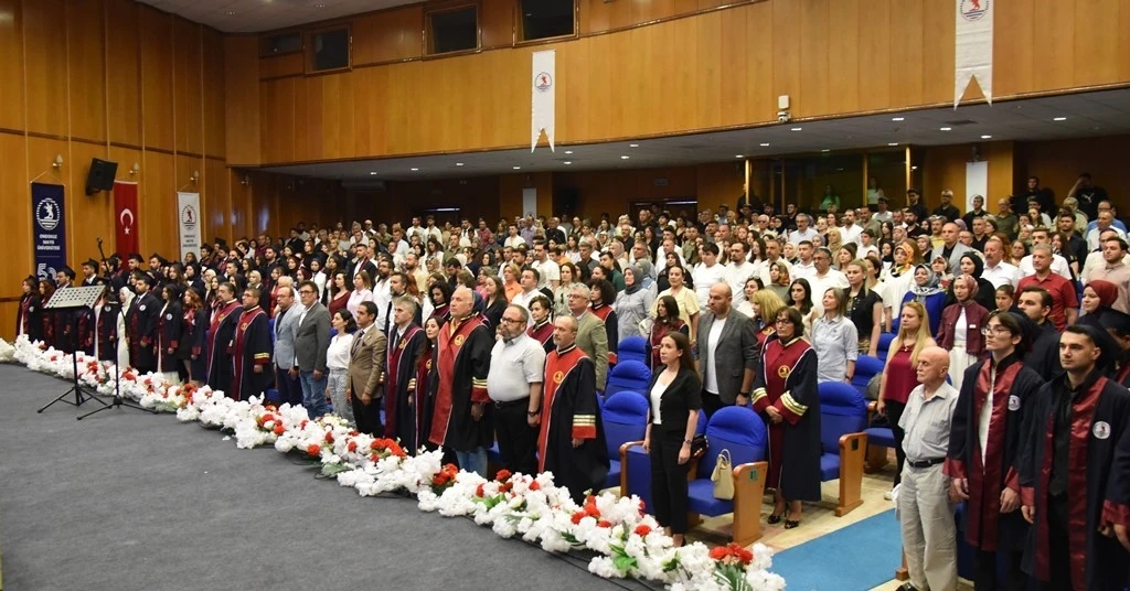 OMÜ Mimarlık öğrencilerinin mezuniyet heyecanı
