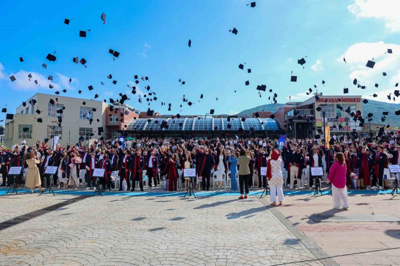 OM&Uuml; M&uuml;hendislik Fak&uuml;ltesi mezunlarını geleceğe uğurladı
