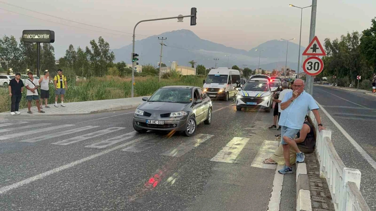 Önce çarptı, sonra kaçmaya çalıştı: Kadını ezilmekten vatandaşlar kurtardı
