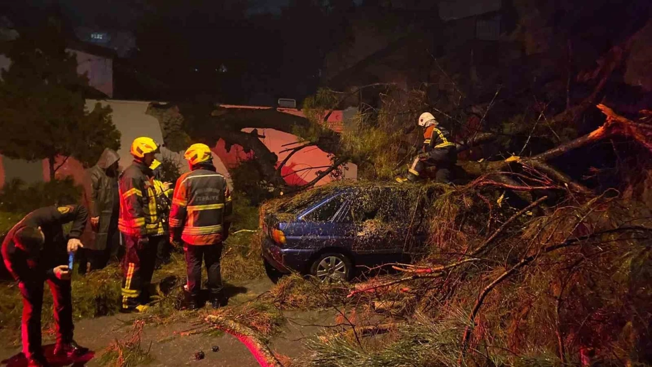 &Ouml;nce duvarı yıktı sonra otomobilin &uuml;zerine devrildi: 2 yaralı
