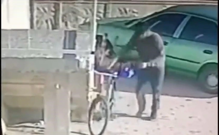 &Ouml;nce kameraya sonra polise yakalandılar
