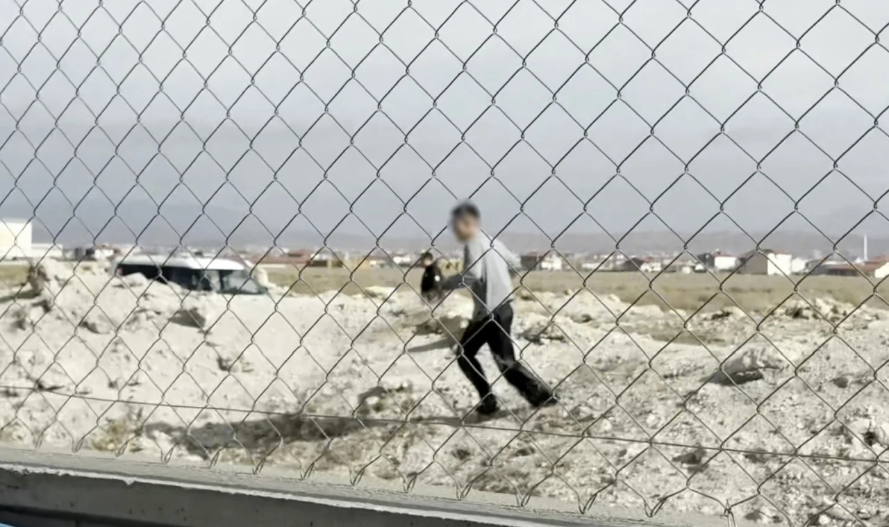 &Ouml;nce motosikletiyle sonra yaya olarak ka&ccedil;tı ama yakalanmaktan kurtulamadı
