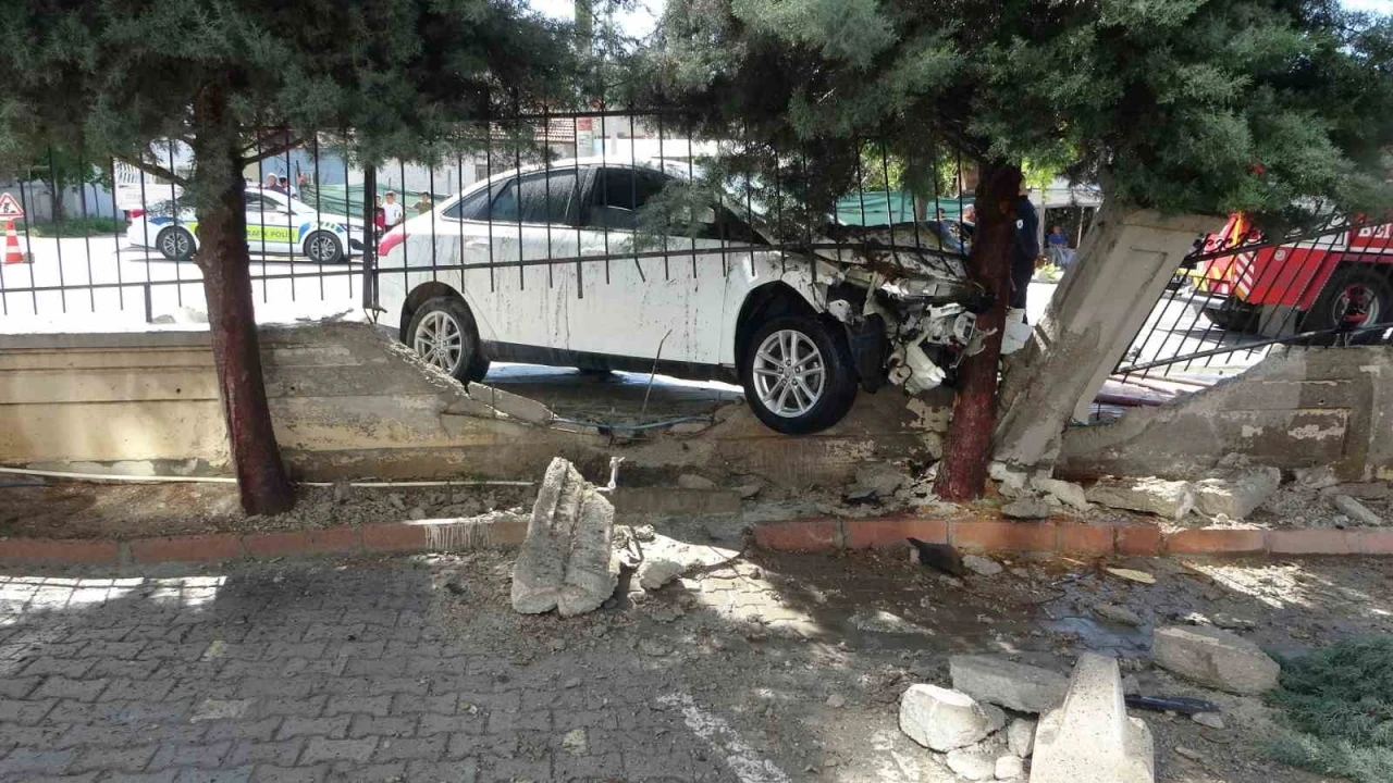 Önce otomobile sonra duvara çarpan araç alev aldı
