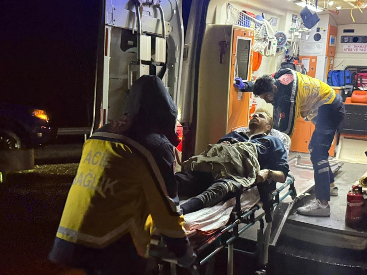 &Ouml;nce ref&uuml;je ardından bariyerlere &ccedil;arptı: 2 yaralı
