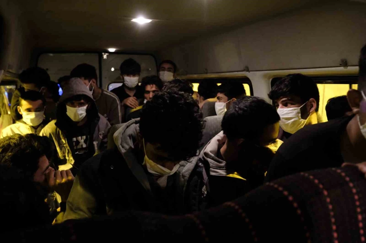 Önden keşif yapmalarına rağmen Erzincan polisini geçemediler: 24 kaçak göçmen 2 organizatör yakalandı
