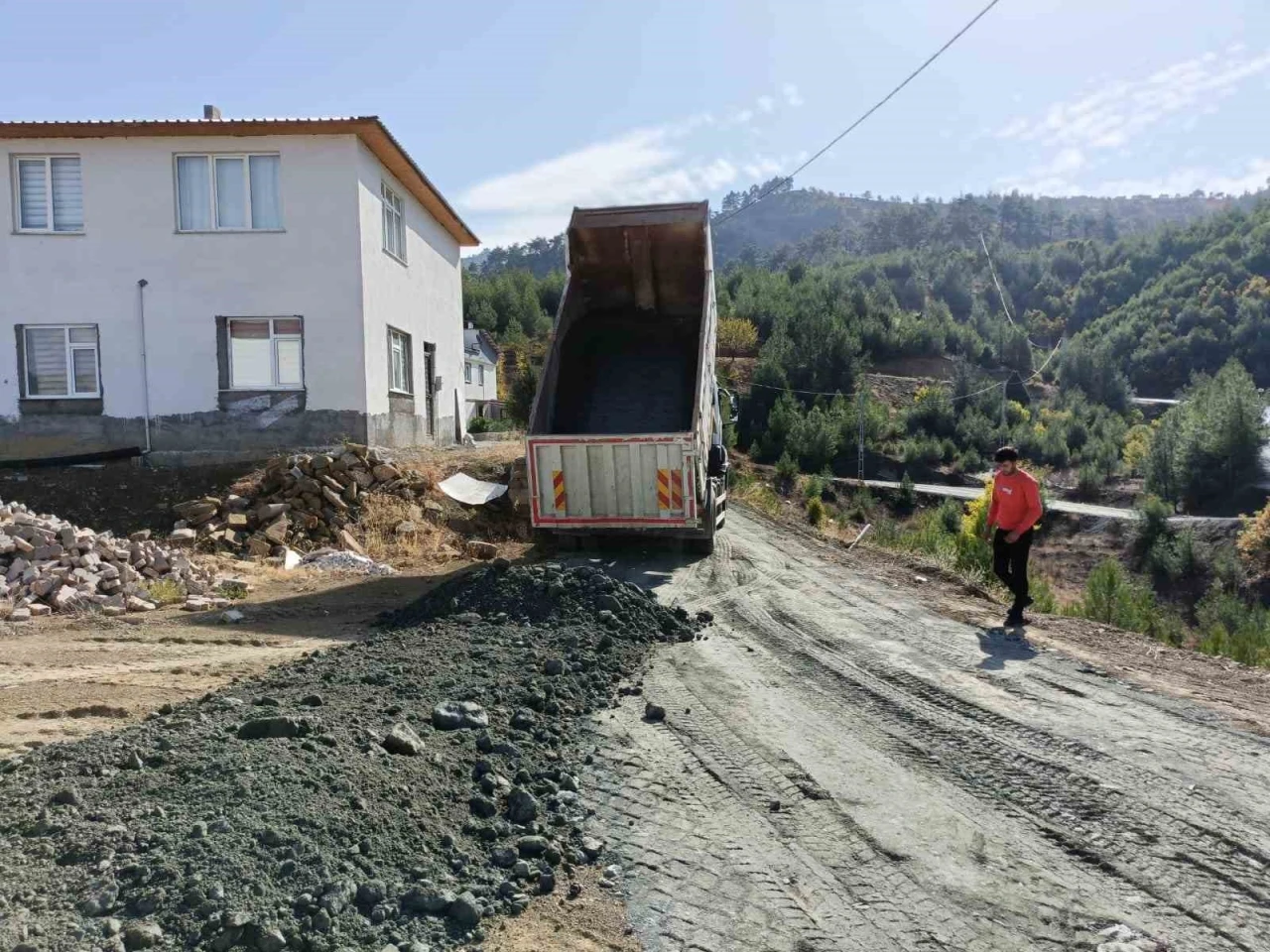 Onikişubat’ın 10 kırsal mahallesinde ulaşım ağı güçleniyor
