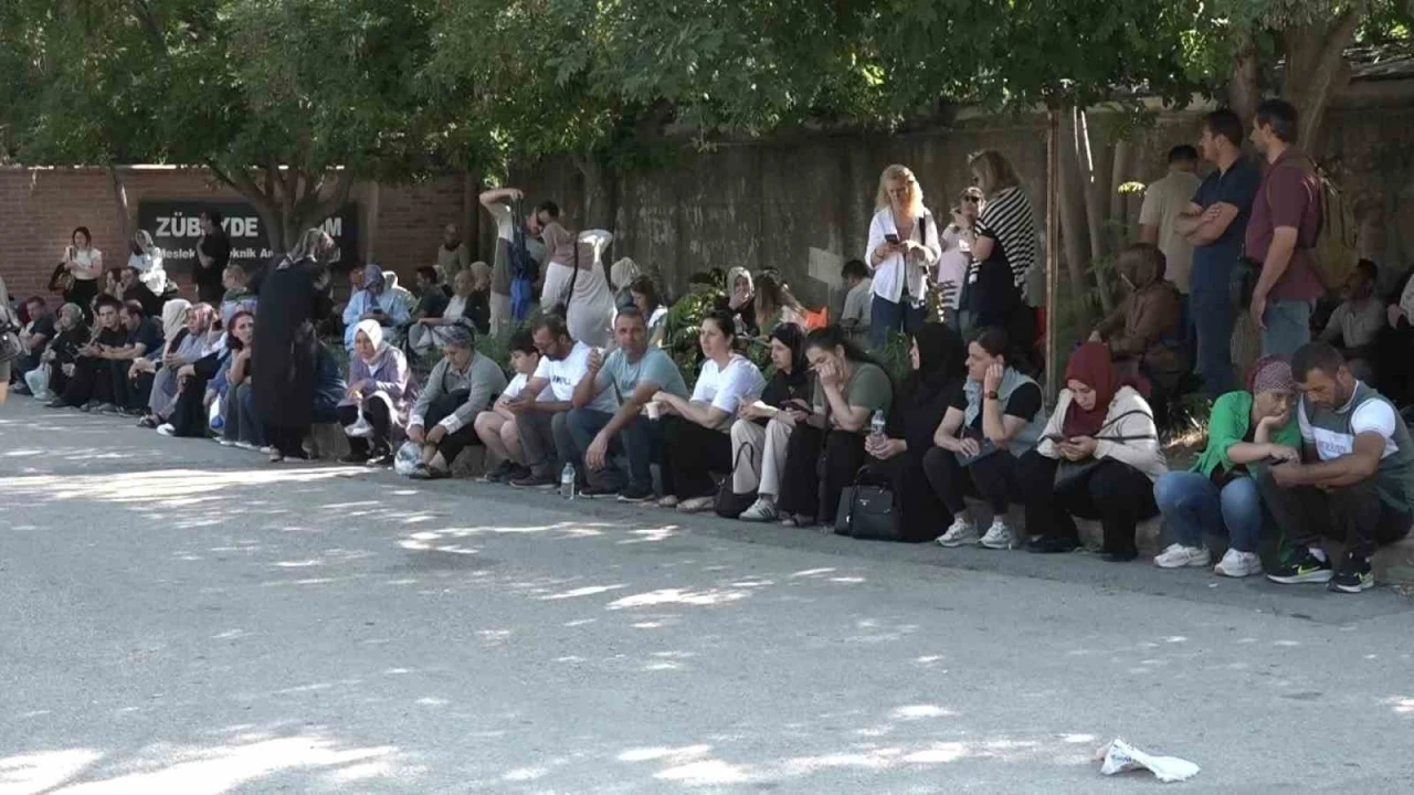 Onlar içeride, aileleri dışarıda ter döktü
