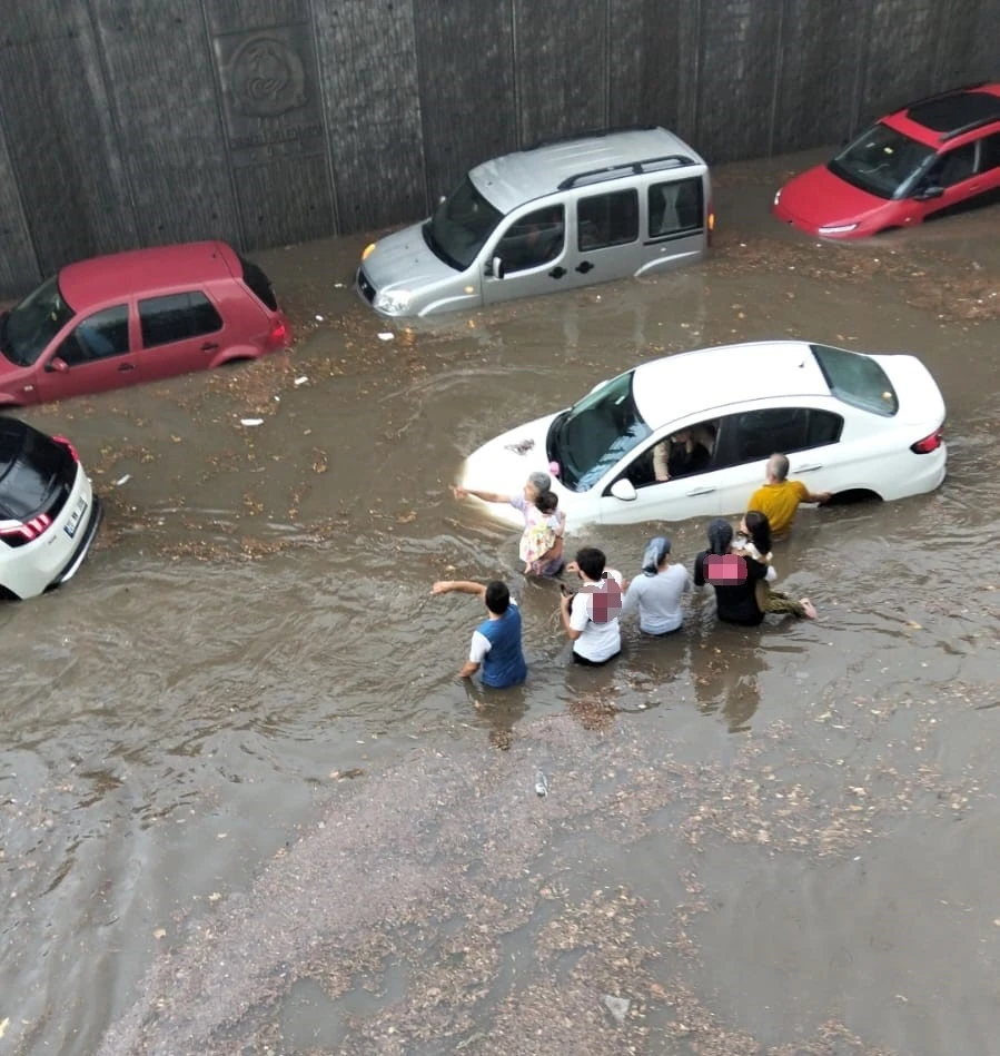 Onlarca araç ve vatandaş göle dönen alt geçitte mahsur kaldı
