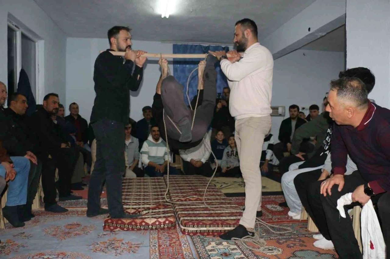 Onlarca k&ouml;yl&uuml; bir araya geldi, geleneksel orta oyunları kahkahaya boğdu
