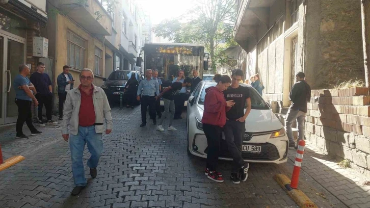 Onlarca vatandaş otob&uuml;slerde mahsur kaldı: Hatalı park isyanı
