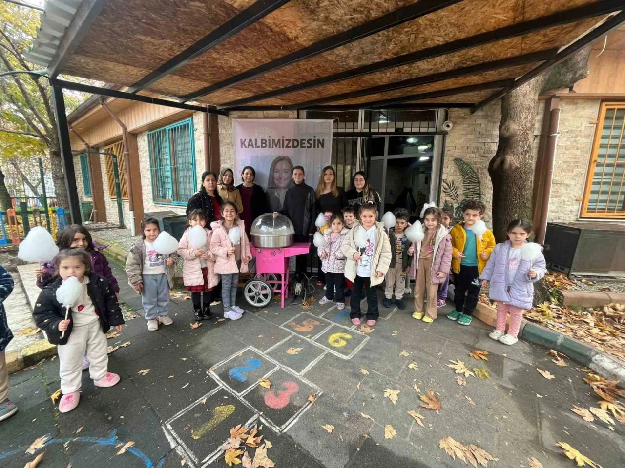 Onların hatırası i&ccedil;in &ccedil;ocukları g&uuml;l&uuml;msettiler
