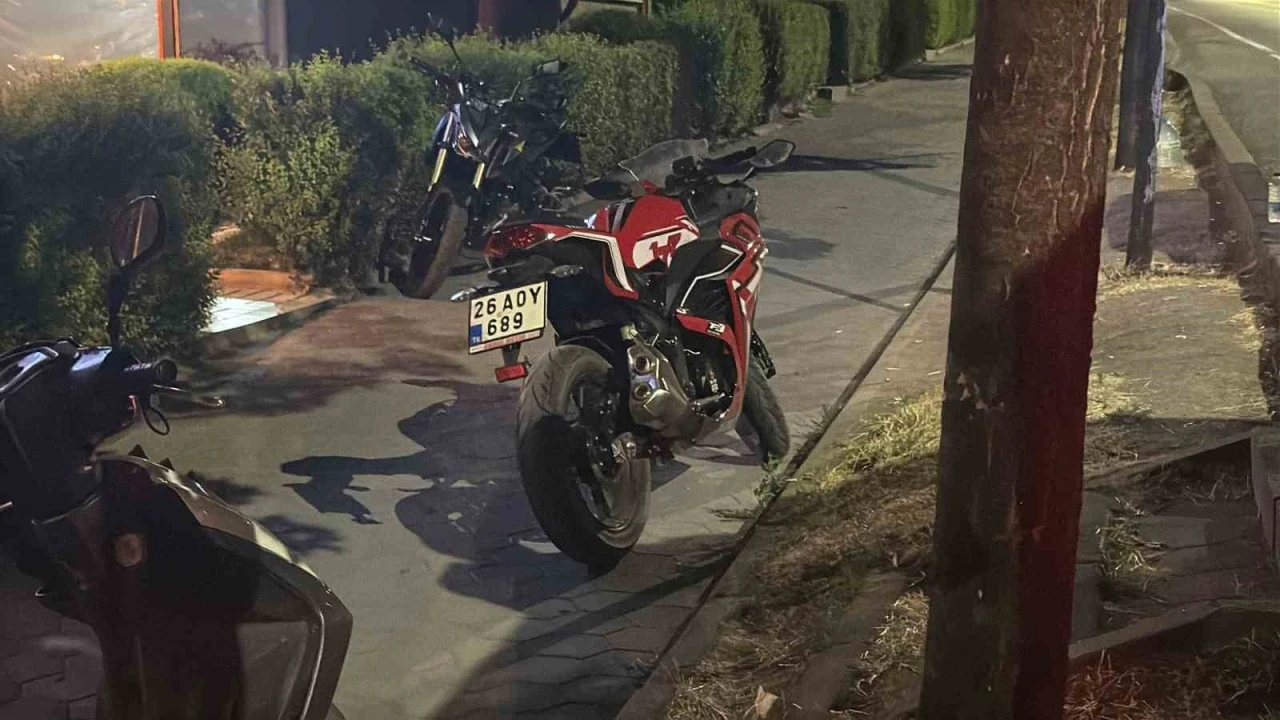 &Ouml;n&uuml;ne k&ouml;pek fırlayan motosikletli, kaza yapıp kendi &ccedil;ağırdığı ambulansı reddetti
