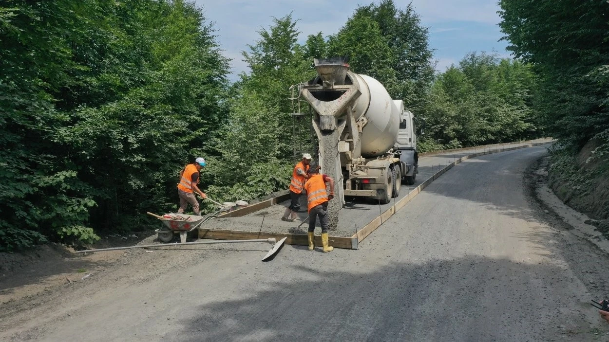 Ordu&rsquo;da 3 il&ccedil;eye hizmet verecek grup yolunda beton yol &ccedil;alışması başladı
