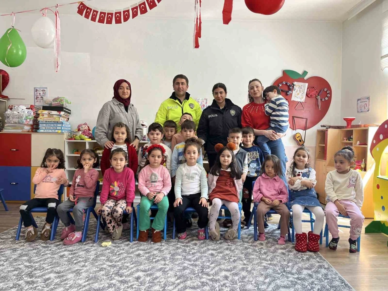 Ordu’da anasınıfı öğrencilerine trafik eğitimi verilerek polislik mesleği tanıtıldı
