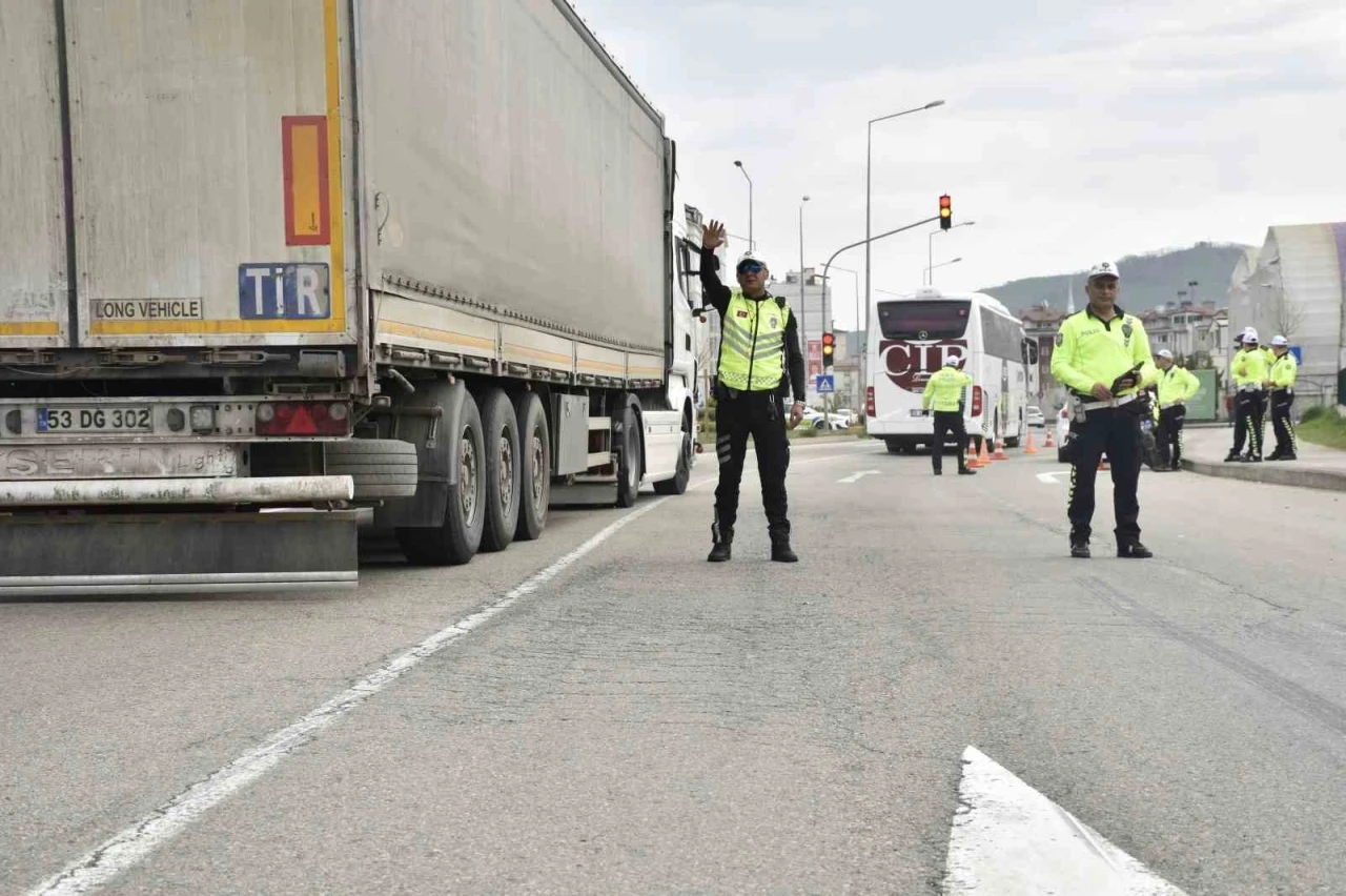 Ordu&rsquo;da bir haftada 12 binden fazla ara&ccedil; ve s&uuml;r&uuml;c&uuml;s&uuml; denetlendi
