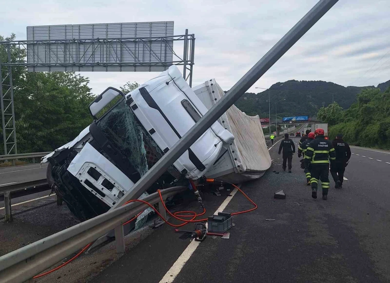 Ordu’da çay yüklü tır devrildi: Sürücü kolu koptu
