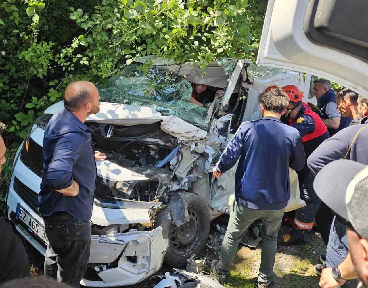 Ordu&rsquo;da &ccedil;&ouml;p kamyonu ile ticari ara&ccedil; kafa kafaya &ccedil;arpıştı: 1 yaralı
