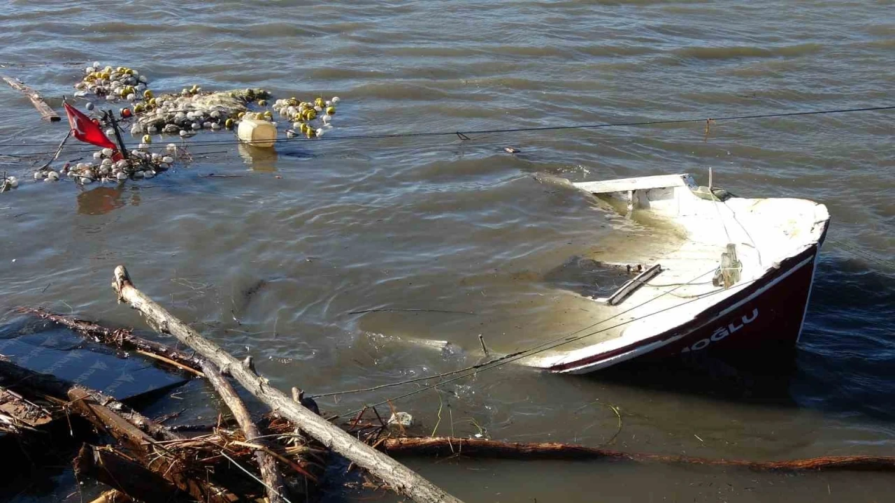 Ordu&rsquo;da denizdeki fırtına hayatı fel&ccedil; etti: Dalgalar evlere zarar verdi, balık&ccedil;ı teknesi par&ccedil;alandı
