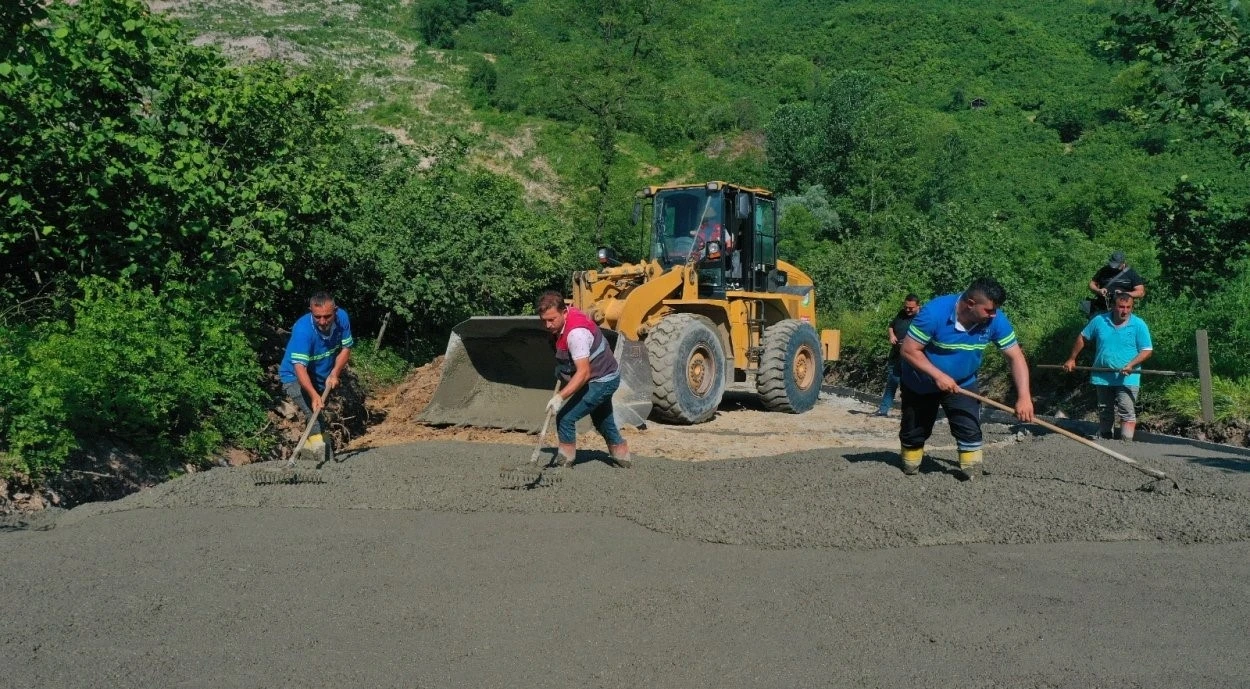 Ordu&rsquo;da heyelan sonucu a&ccedil;ılan alternatif yol betonla g&uuml;&ccedil;lendirildi
