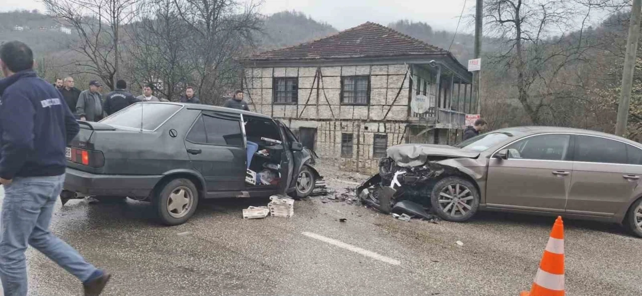 Ordu&rsquo;da iki otomobil &ccedil;arpıştı: 1 yaralı
