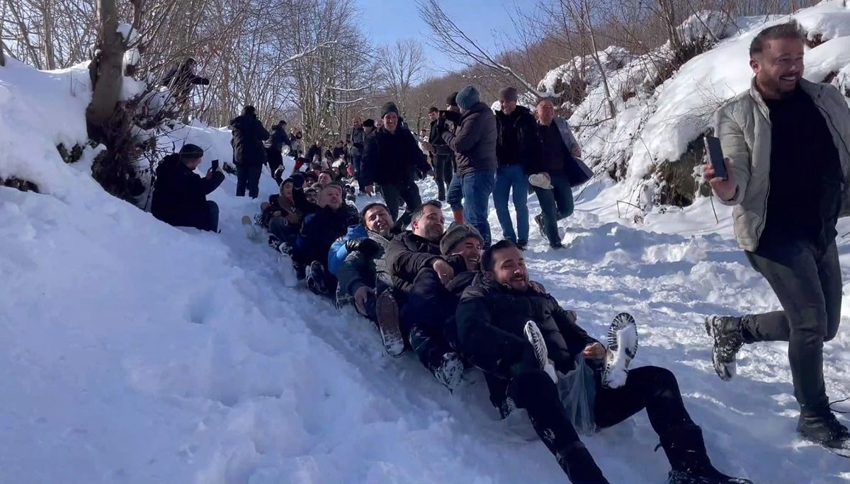Ordu&rsquo;da kar yağışı eğlenceye d&ouml;n&uuml;şt&uuml;: 150 kişi aynı anda kaymaya &ccedil;alıştı
