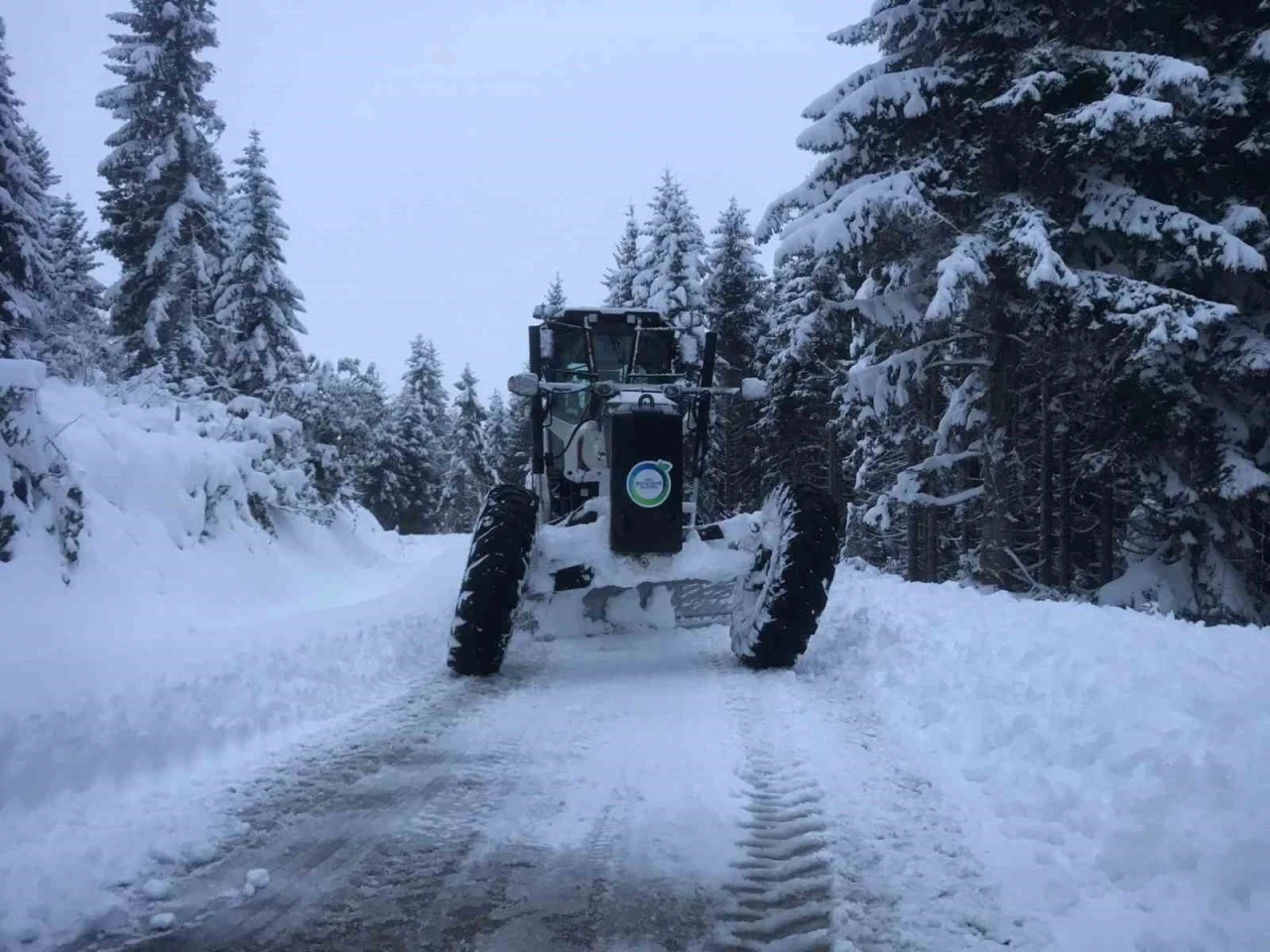Ordu&rsquo;da karla m&uuml;cadele: 134 mahalle yolu ile 15 hasta ve 7 cenazeye m&uuml;dahale edildi
