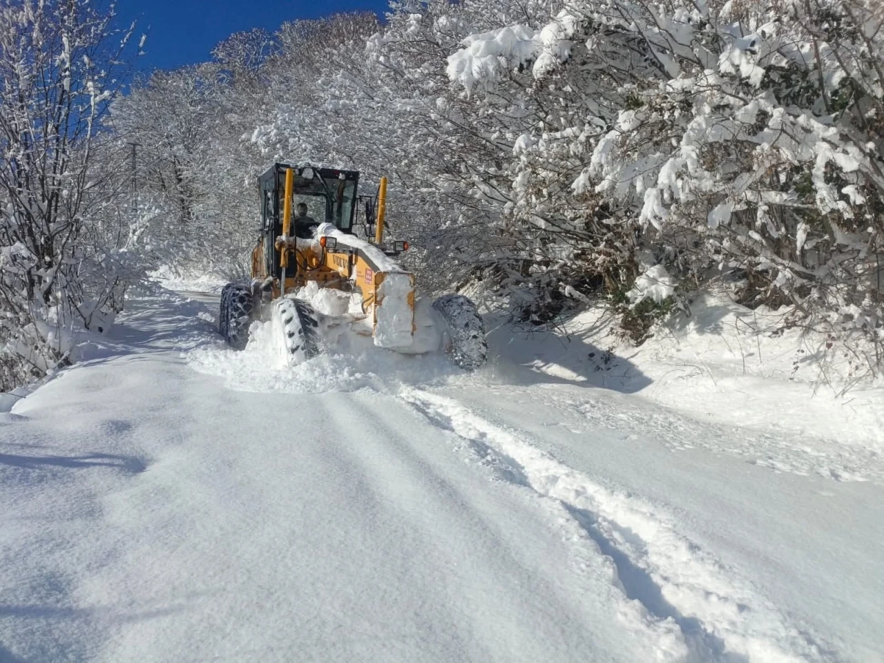 Ordu&rsquo;da karla m&uuml;cadele: 3 g&uuml;nde toplam 18 bin km yol ulaşıma a&ccedil;ıldı
