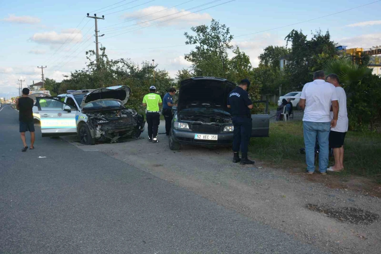 Ordu’da kontrolden çıkan otomobil, polis otosuna çarptı: 2 yaralı
