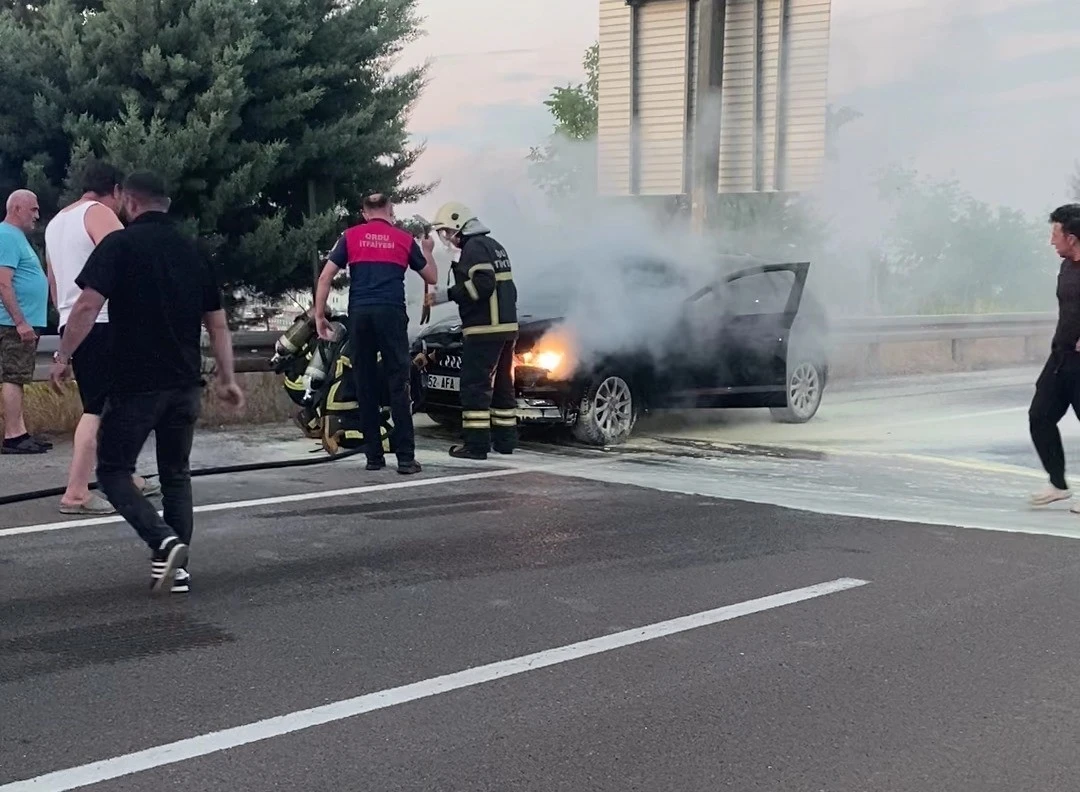 Ordu’da motor kısmından alev alan araçta maddi hasar meydana geldi
