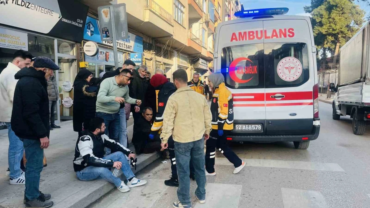 Ordu&rsquo;da motosiklet yayaya &ccedil;arptı: 2 yaralı
