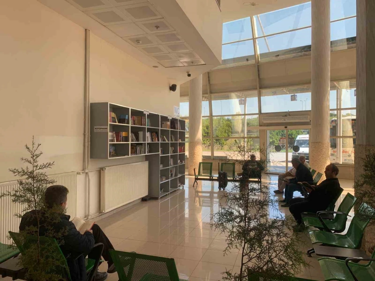 Ordu’da otobüs bekleyenler, kitap okuyarak vakit geçiriyor
