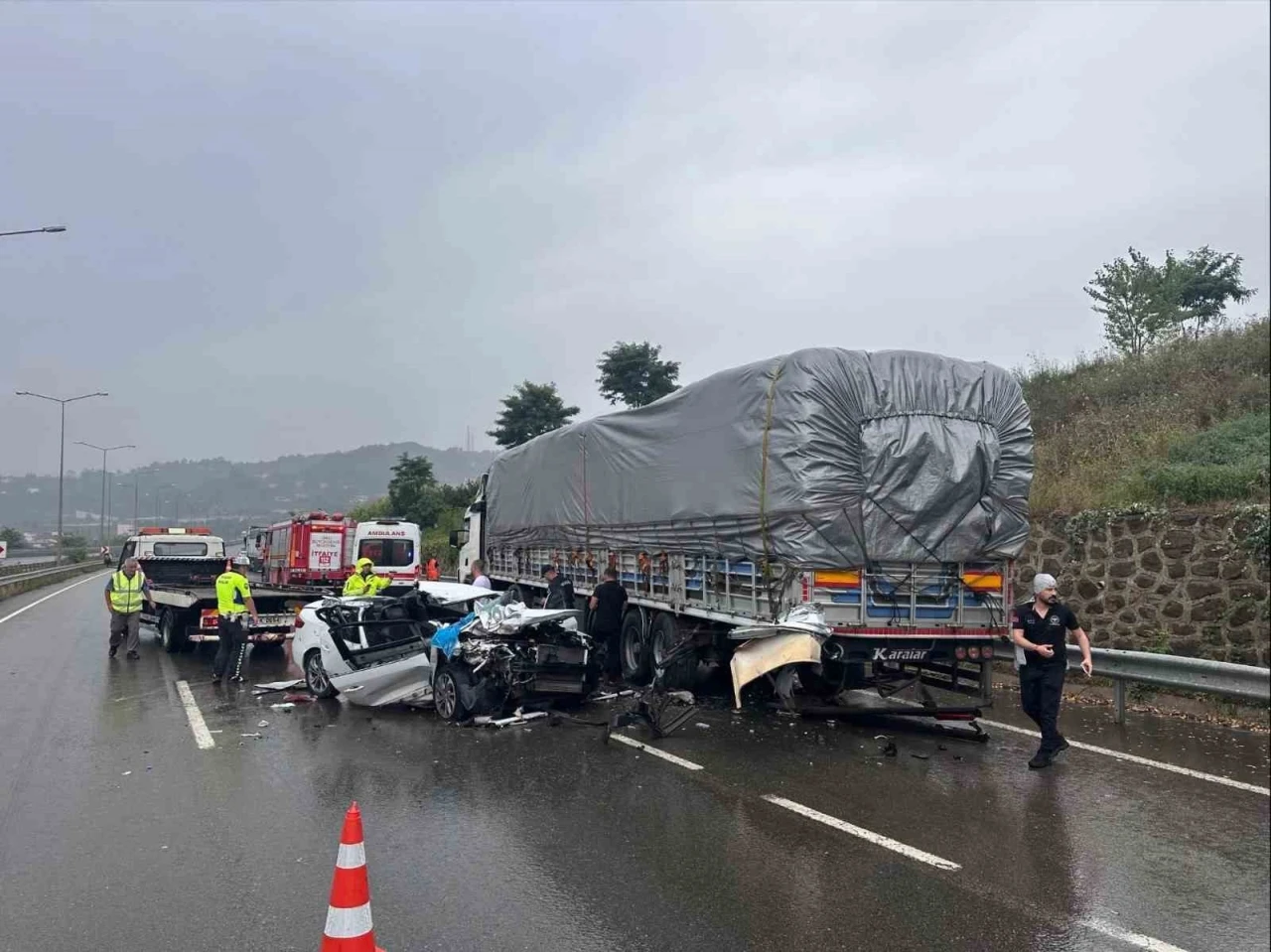 Ordu’da otomobil park halindeki tıra çarptı: 1 ölü, 2 yaralı
