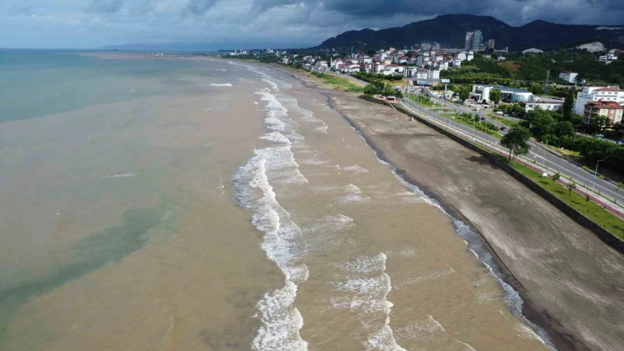 Ordu&rsquo;da sağanak sonrası Karadeniz&rsquo;in rengi değişti
