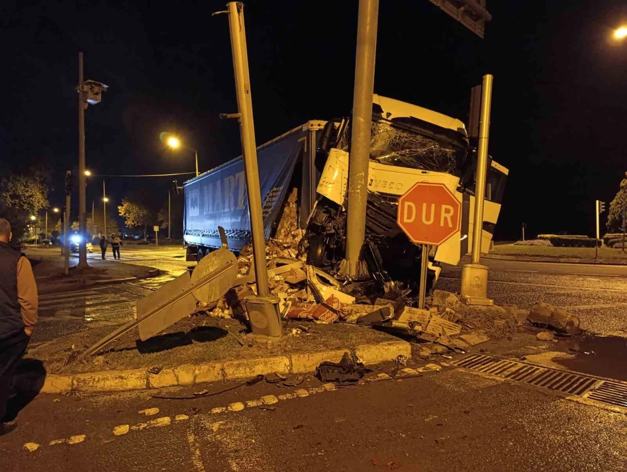 Ordu’da süt yüklü tır ve otomobil çarpıştı: 2 yaralı
