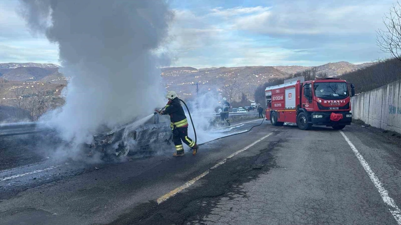 Ordu&rsquo;da yanan otomobilden geriye demir yığını kaldı
