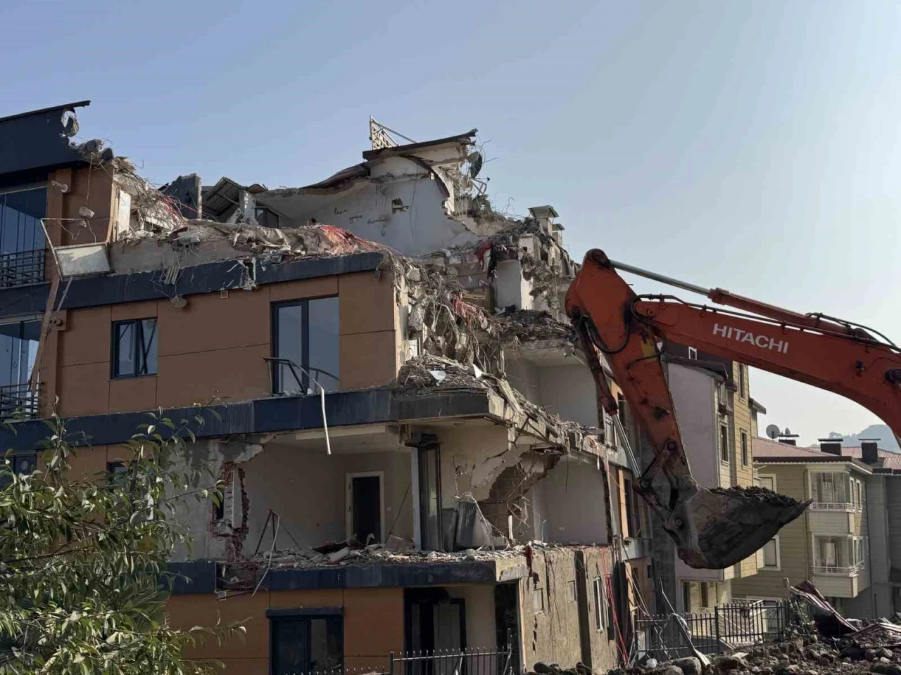 Ordu’da zemini kayan ve çatlaklar oluşan bina yıkılıyor
