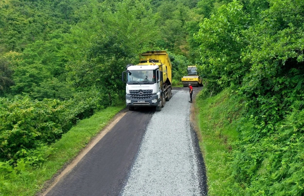 Ordu&rsquo;nun kırsalında asfalt &ccedil;alışmaları
