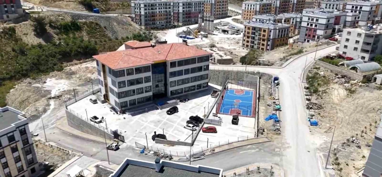 Orhanlı afet konutlarında inşa edilen ilkokul ve ortaokulda sona gelindi
