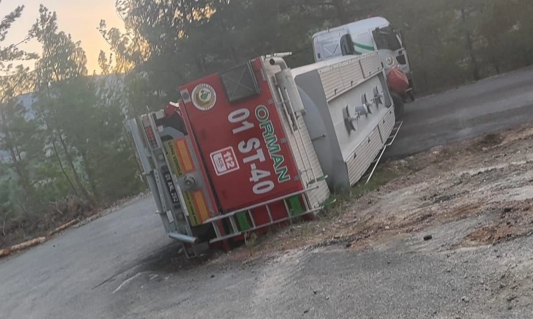 Orman yangınına müdahaleden dönen su tankeri devrildi
