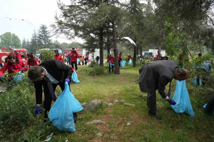 Ormana atılan çöpler tek tek toplandı
