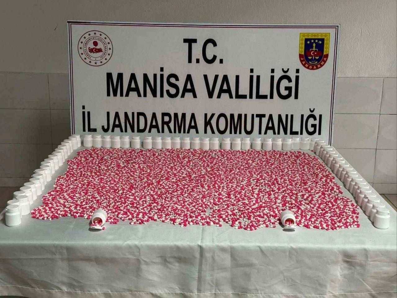 Ormanlık alanda saklanan uyuşturucuları jandarma buldu
