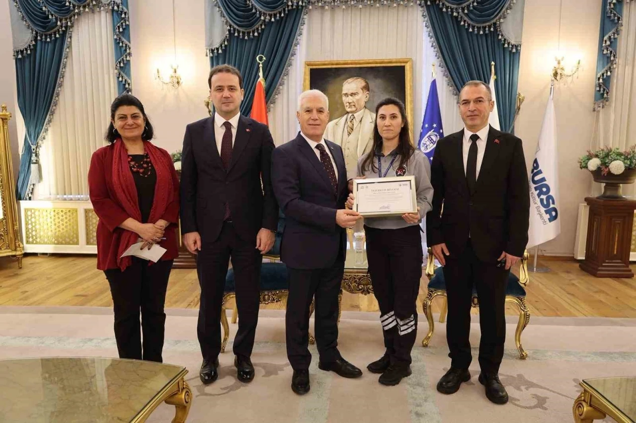 &Ouml;rnek g&uuml;venlik g&ouml;revlisine Başkan Bozbey&rsquo;den tebrik
