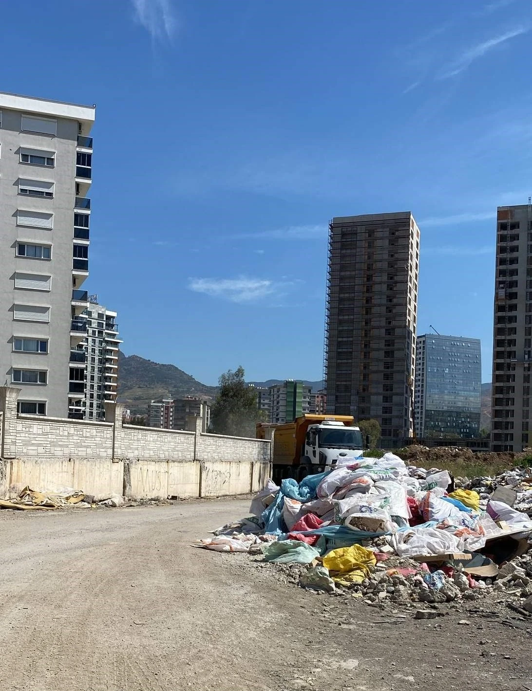 Örnekköy’de, adına yakışmayan çöp yığınları çözüm bekliyor
