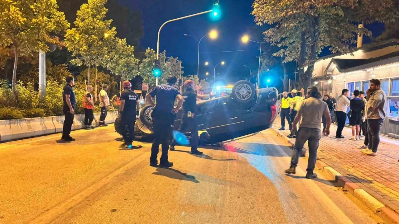 Orta refüje çarpan otomobil takla attı: 1 yaralı
