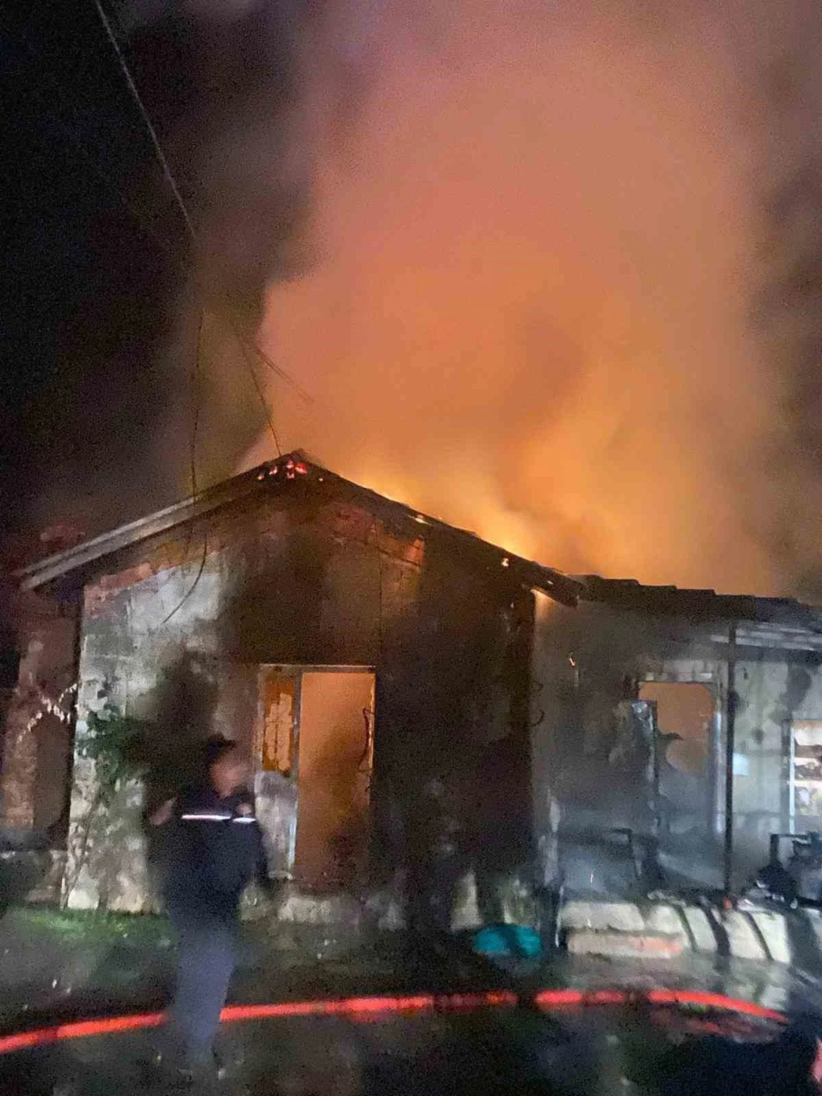 ORTACA'DA AHŞAP EV YANGINDA KULLANILMAZ HALE GELDİ