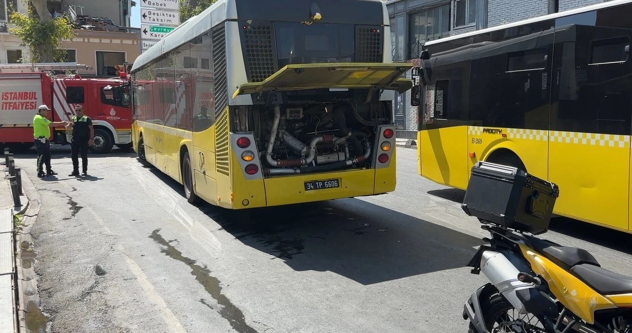 Ortak&ouml;y&rsquo;de İETT otob&uuml;s&uuml;nden dumanlar y&uuml;kseldi: Motor arızası trafiğe neden oldu
