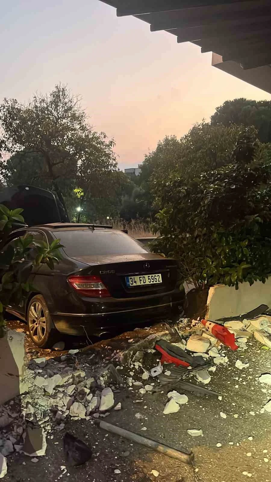 Ortalığı savaş alınana çevirdi, yara almadan kurtuldu
